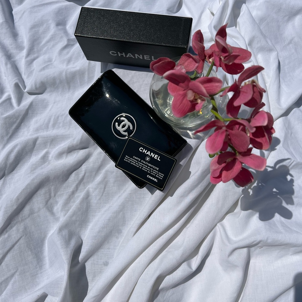 CHANEL 100% Authentic Black Patent Leather Wallet.  Like New.